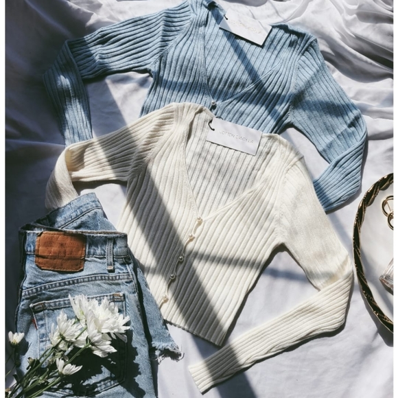 🆕️The Lorraine// Ivory pearl button crop top - Picture 4 of 9